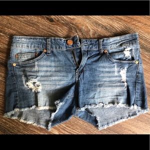 Jean shorts with holes